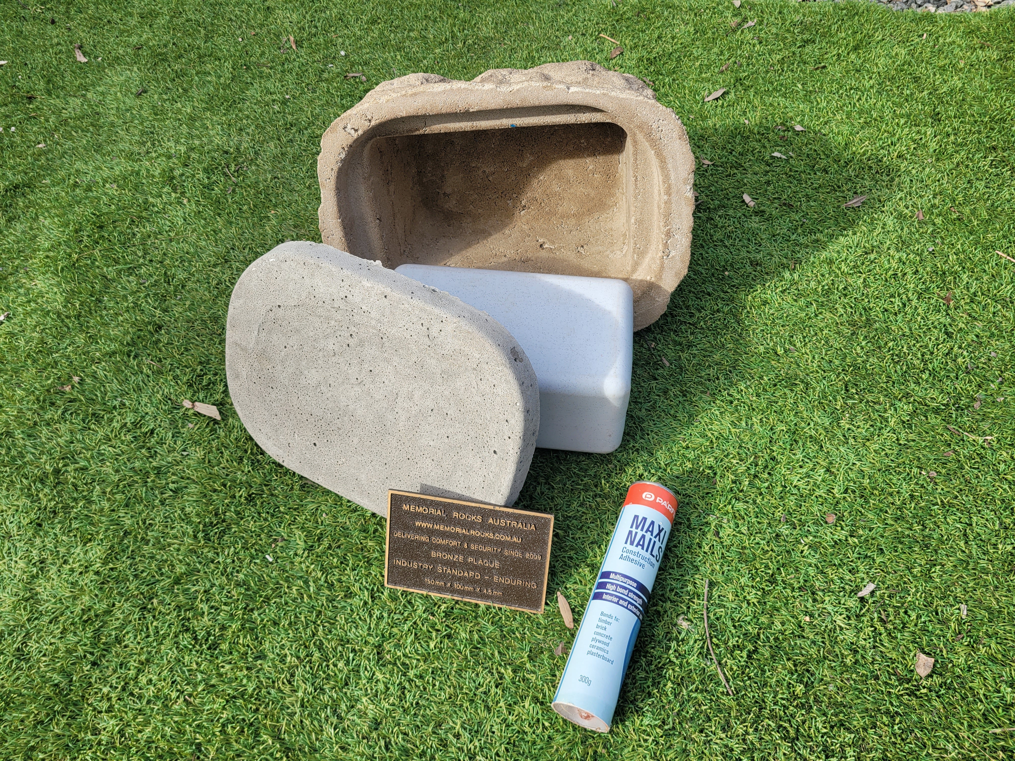 Memorial Rock Urn 1897 Medium Natural Riversand