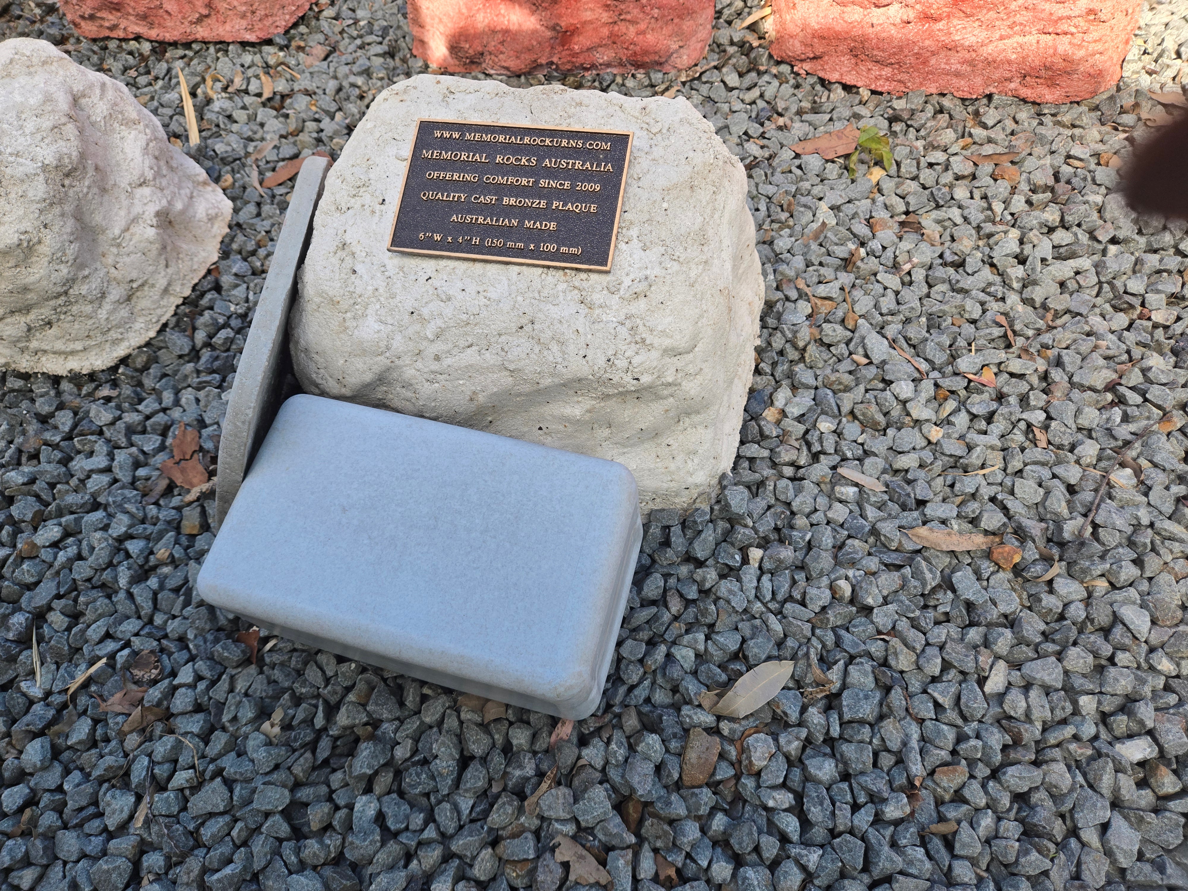 Memorial Rock Urn 2124 Regular White