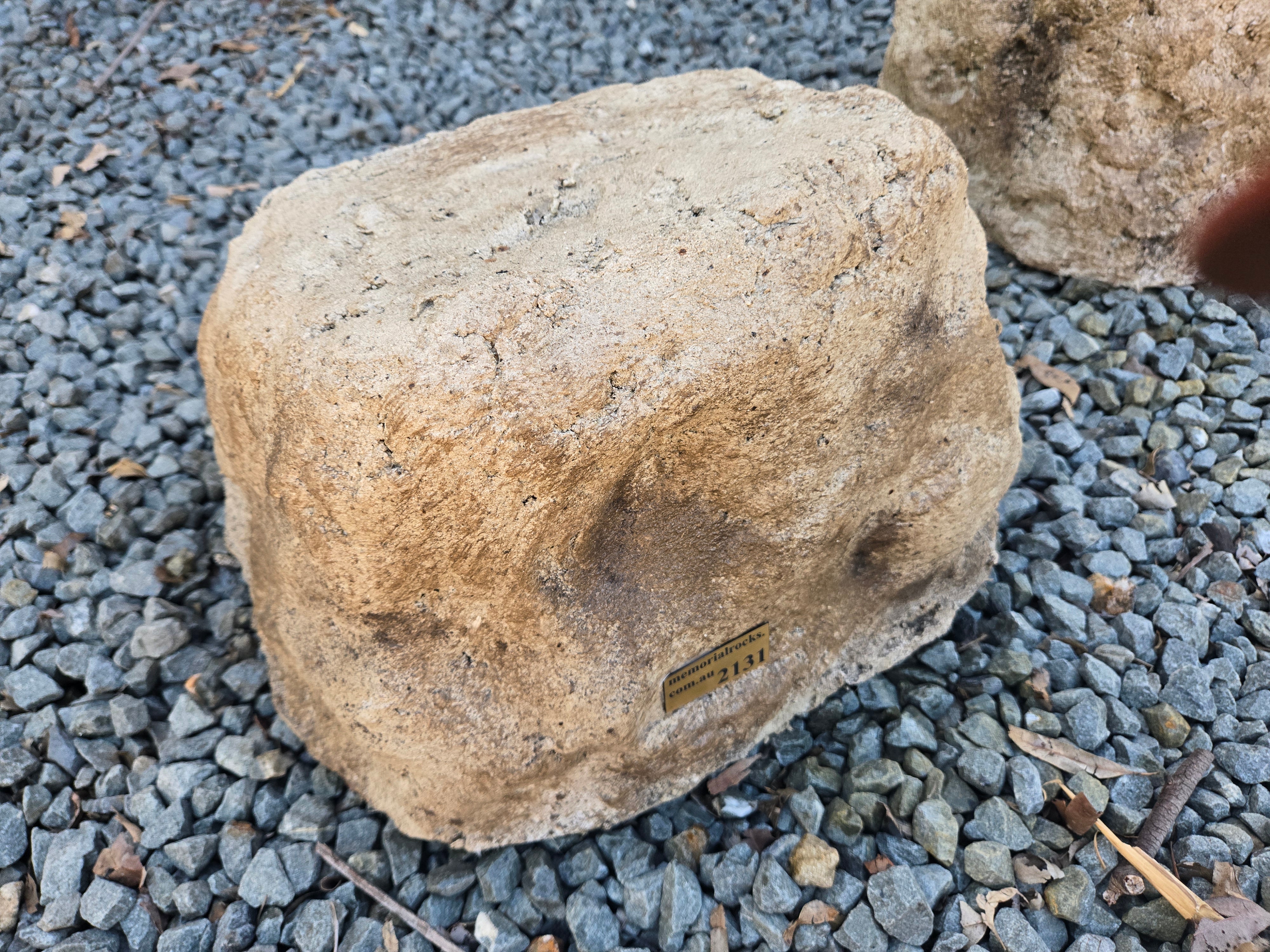 Memorial Rock Urn 2131 Medium Natural Riversand